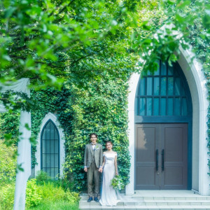 花嫁姿が一層映える、ナチュラルな緑背景|南青山サンタキアラ教会の写真(55676830)