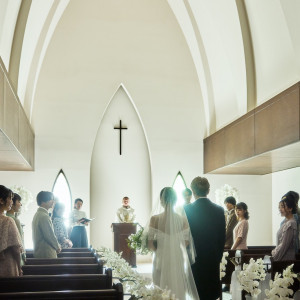 天井高13m、光が降り注ぐ開放的な挙式空間|南青山サンタキアラ教会の写真(55638190)