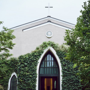 ヨーロッパの田舎町にある教会を思わせる佇まい|南青山サンタキアラ教会の写真(2178371)