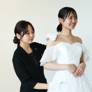 専属スタイリストが花嫁のイメージに合わせてご提案|南青山サンタキアラ教会の写真(53879063)