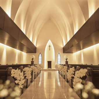 ナイトウエディングはより落ち着いた、厳粛な雰囲気に