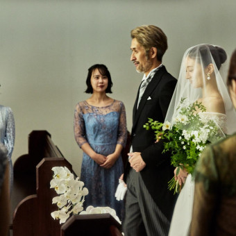 バージンロードでは、一歩一歩あゆみながら親御様との思い出を振り返って