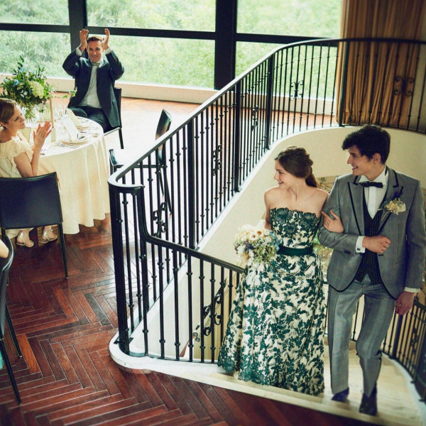 階段からの入場はゲストも喜ぶ写真映えの瞬間