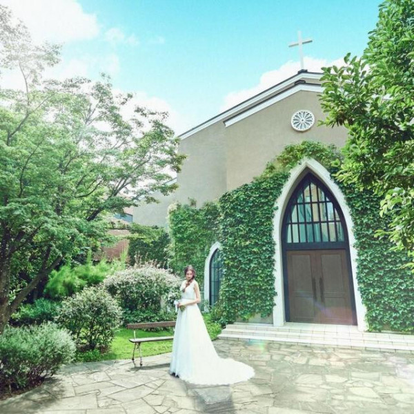 都心とは思えないほどの豊かな緑に包まれた本格的な独立型教会