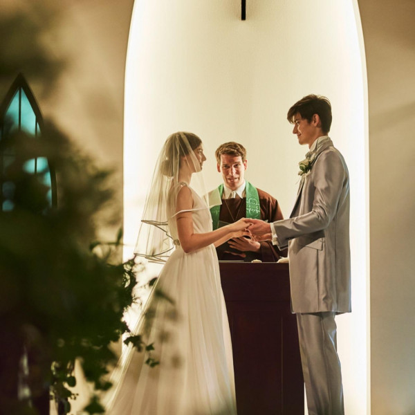 《総額286,000円OFF》ウエディングドレス&タキシード各1点無料にてレンタル