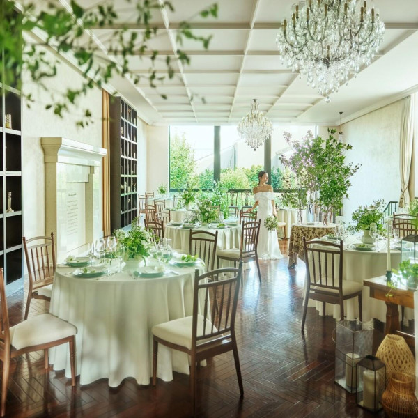 自然光が降りそそぐやさしい雰囲気のパーティ会場