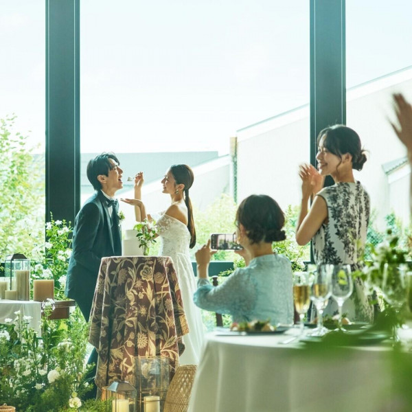 ゲストにお披露目のケーキ入刀は1.5次会でも人気の演出