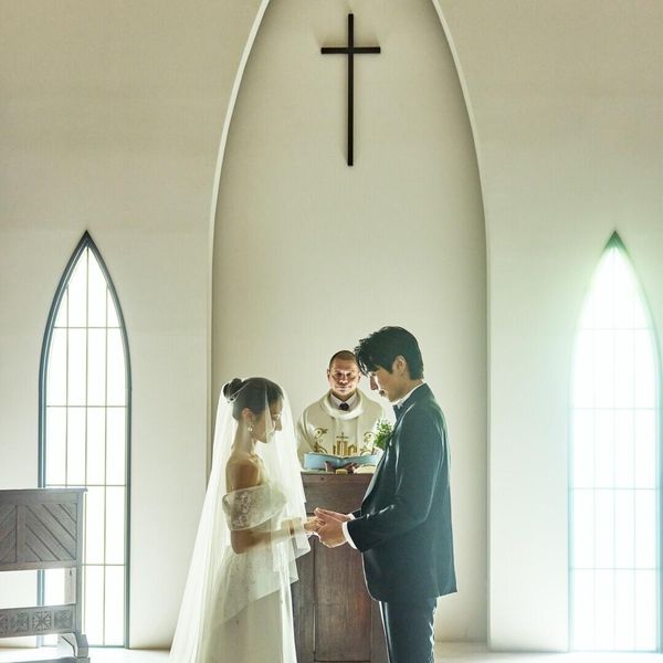 神聖な雰囲気に包まれる教会で誓いの時を