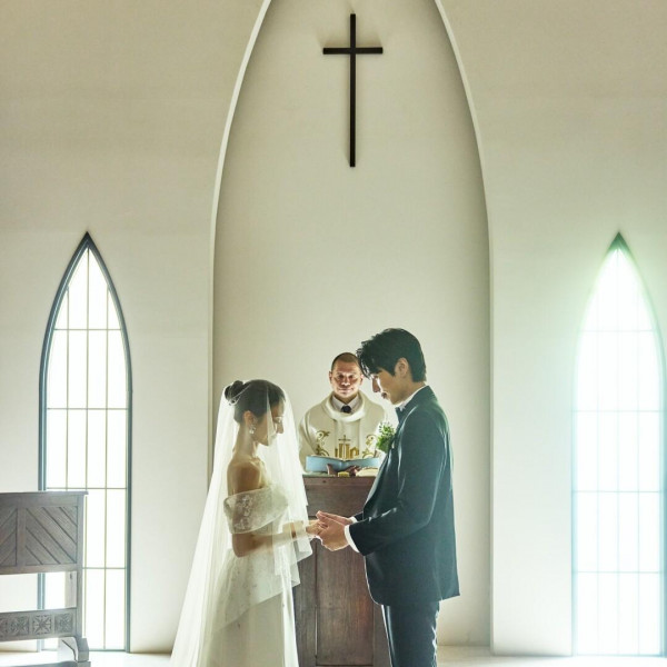 神聖な雰囲気に包まれる教会で誓いの時を