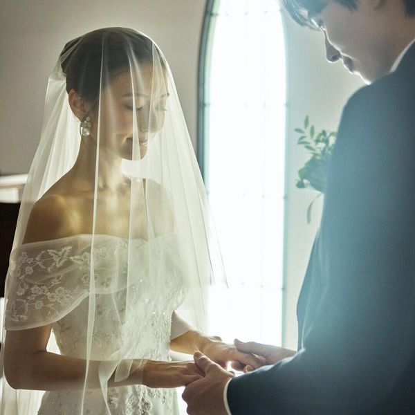 神聖な雰囲気に包まれる教会で誓いの時を