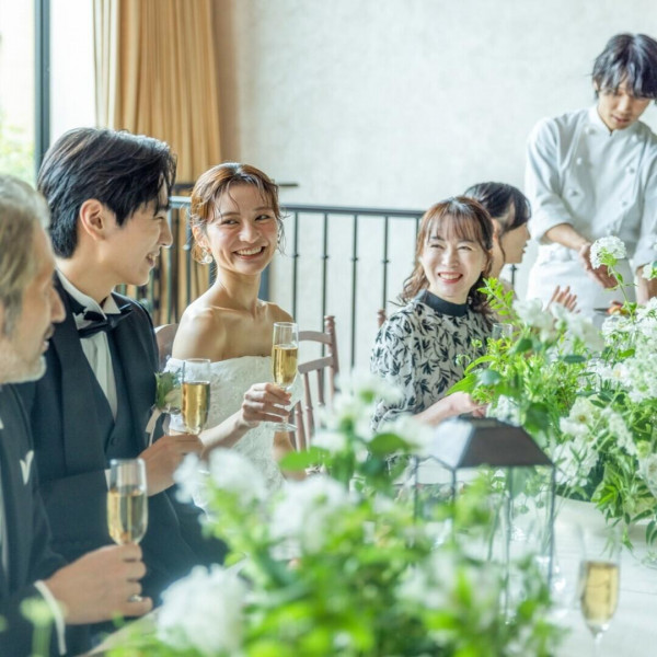 美食と会話を楽しむアットホームなパーティ