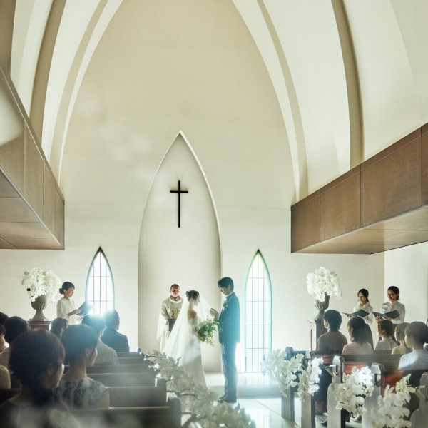 神聖な雰囲気に包まれる教会で誓いの時を