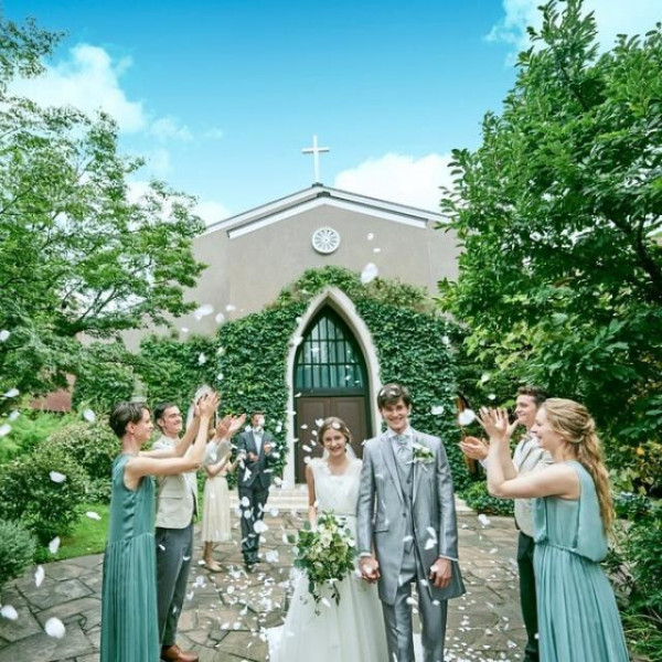 緑溢れる開放的なガーデンで、ゲストからの祝福を