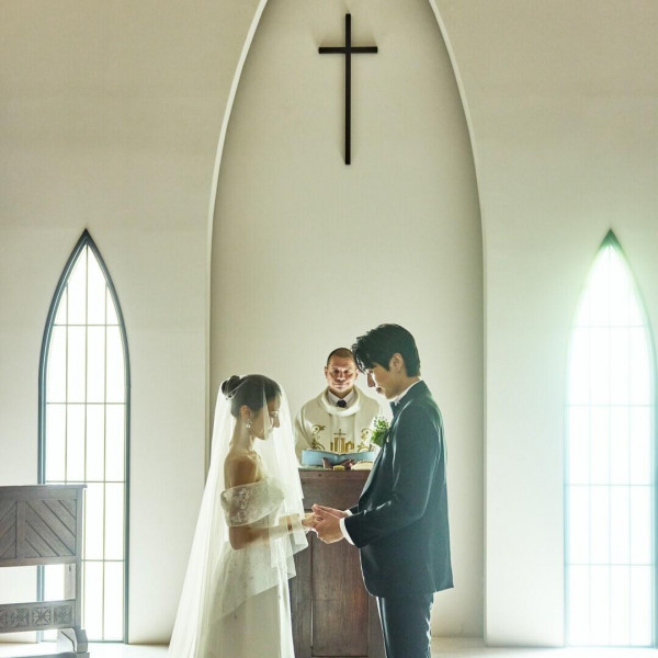 神聖な雰囲気に包まれる教会で誓いの時を