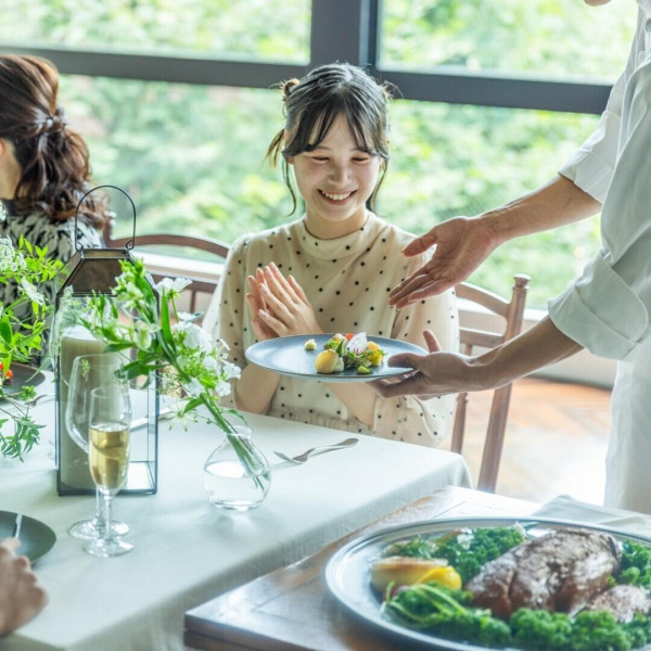 お箸でお召し上がり頂ける創作フレンチは様々な世代のゲストから好評