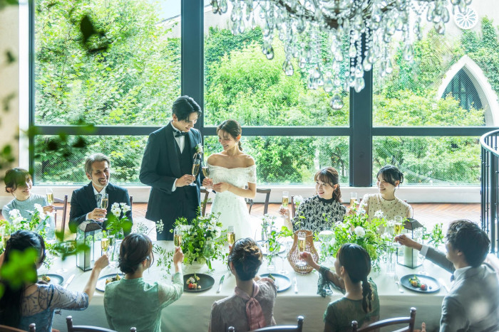 大きな窓から教会がのぞめるので、挙式の余韻に浸りながら会話も弾む