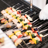 【実写真】ウェルカムパーティでBBQが大人気