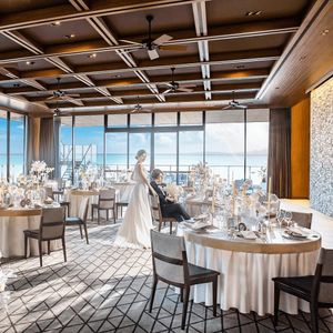 「Elegant resort」をテーマにリゾートホテルのダイニングをイメージ。L字型に広がる景観を感じながら大人の過ごし方が可能です。|Another Style（アナザースタイル）の写真(58224897)