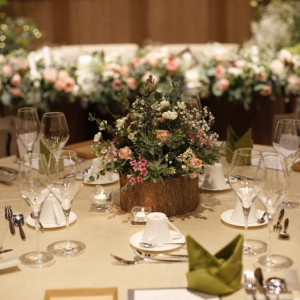切り株を使ったテーブル装花は、最近のナチュラルウエディングにマストアイテム。|Another Style（アナザースタイル）の写真(5077353)