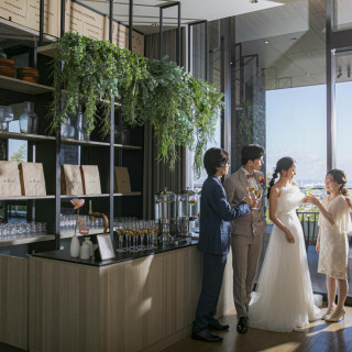 披露宴会場の一角にあるバーカウンターは、
ゲストと新郎新婦様が自然に集まり、会話を楽しむ人気スポット