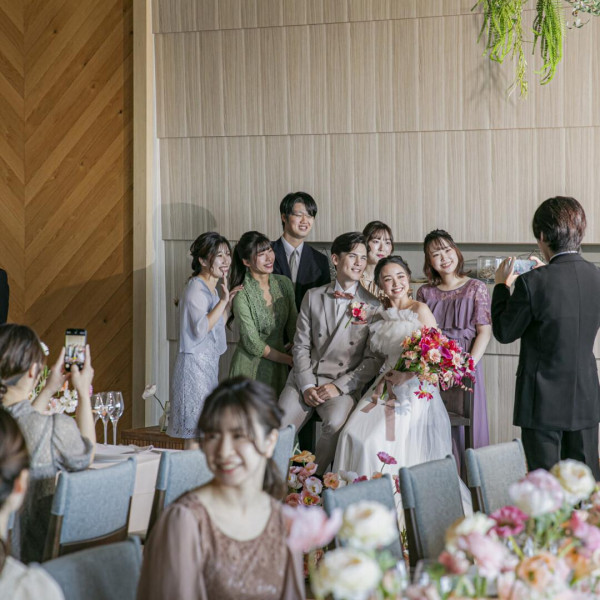 メインテーブルでは
会話が弾み、写真を撮り合い、思わず笑顔があふれます