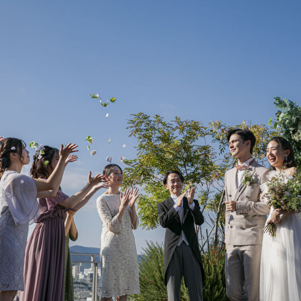 高台に広がるテラスで、ゲストからの祝福に包まれるフラワーシャワー