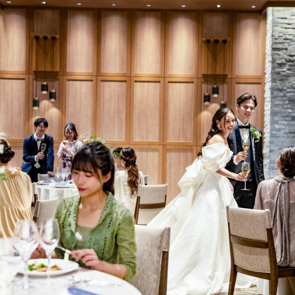 ホテルダイニングをイメージした披露宴会場
ゲストとの距離が近く、お二人らしい温かな時間を過ごせます