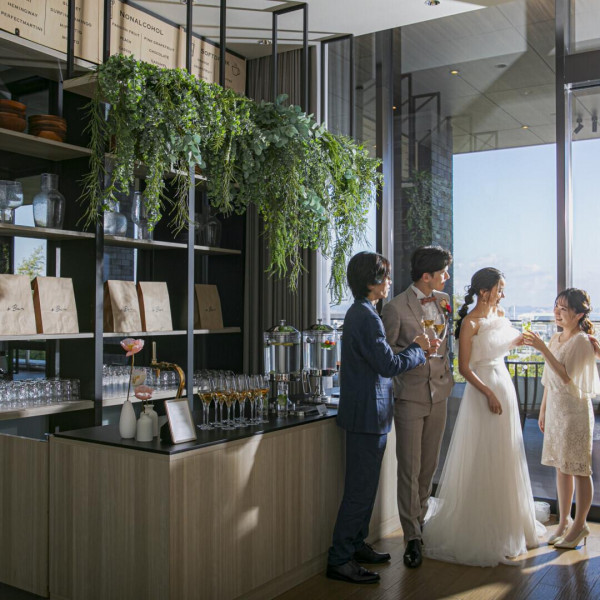 披露宴会場の一角にあるバーカウンターは、
ゲストと新郎新婦様が自然に集まり、会話を楽しむ人気スポット