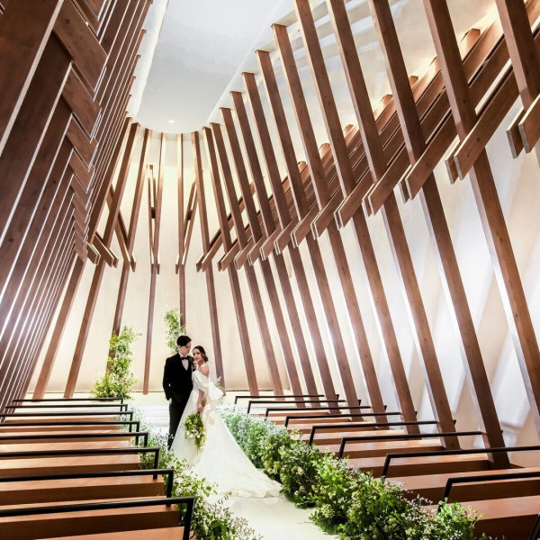 木の温もりを感じるブラウンチャペルに、
グリーンの装花がやさしく映える、ナチュラルで上質な空間