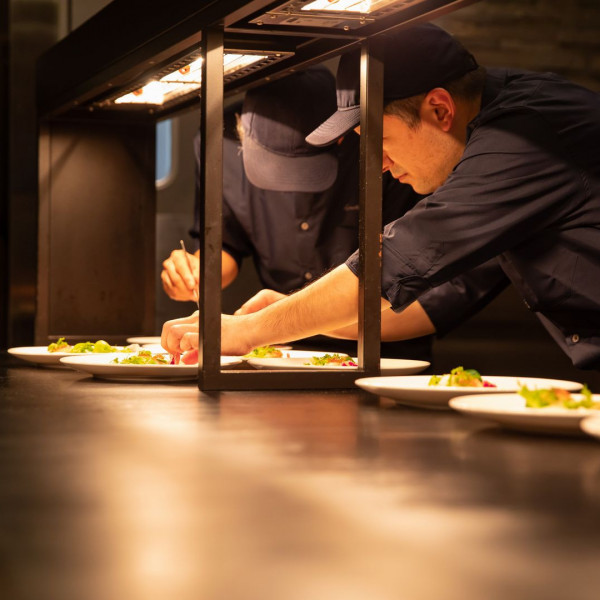 料理人のこだわりをオープンキッチンから