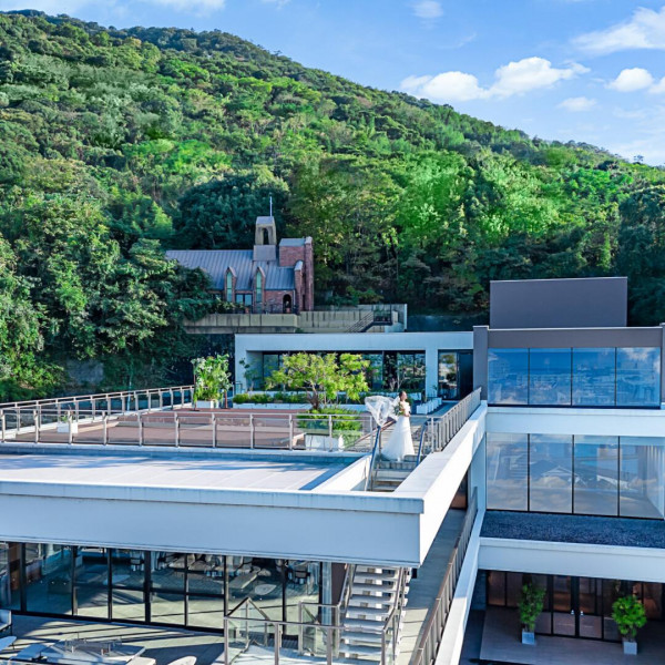 高台に広がるテラスでの開放的な撮影タイム