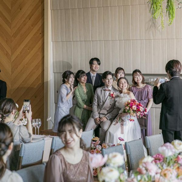 メインテーブルでは
会話が弾み、写真を撮り合い、思わず笑顔があふれます