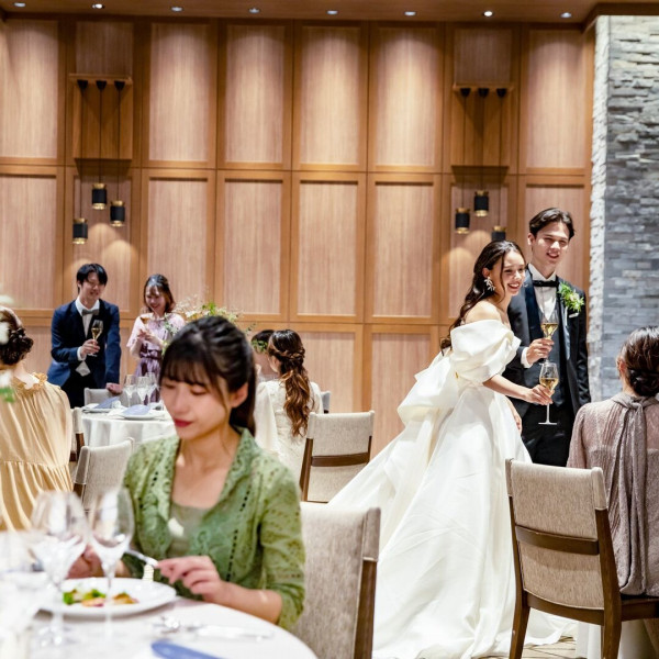 ホテルダイニングをイメージした披露宴会場
ゲストとの距離が近く、お二人らしい温かな時間を過ごせます