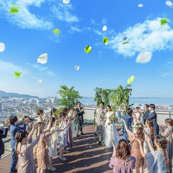 高台に広がるテラスで、ゲストからの祝福に包まれるフラワーシャワー