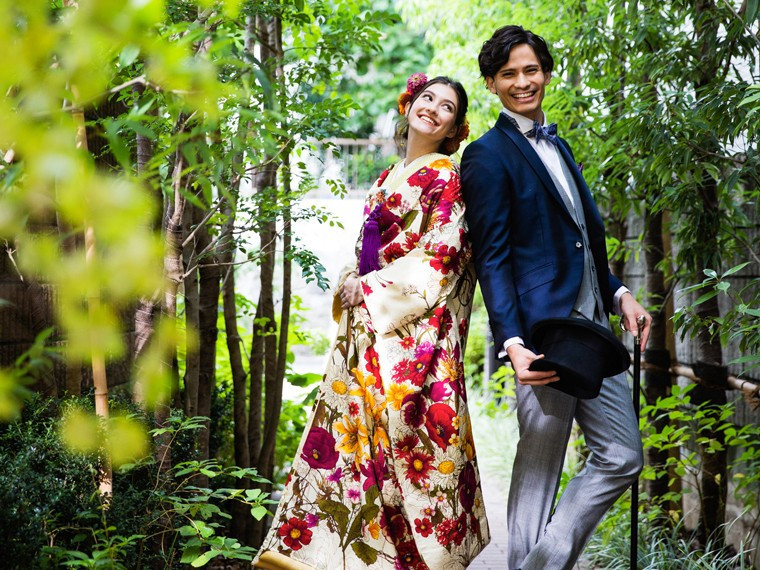 打掛の花嫁に新郎はタキシードで大正ロマン風のレトロな雰囲気を