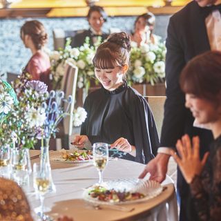 結婚式当日は各テーブルに担当者を配置。ゲストも笑顔で過ごせる一日を提供いたします。