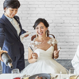 結婚式当日は各テーブルに担当者を配置。ゲストも笑顔で過ごせる一日を提供いたします。