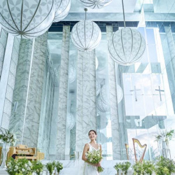 幸せな旅立ちをイメージした気球のオブジェに見守られての挙式は美しさに思わずため息が