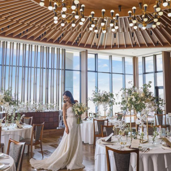 木の質感を活かした上質空間。落ち着いた大人のパーティも似合う