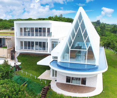 白亜のチャペル・珊瑚の教会。
スイートヴィラchillmaを建てた建築家、下地鉄郎氏により当リゾートのためにデザインされたチャペルです。