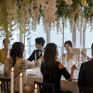 少人数でのお食事会にも対応可能。絶景の広がる2つのパーティ会場のうちのひとつ|KAYATSUMA OKINAWA～珊瑚の教会～の写真(37462015)