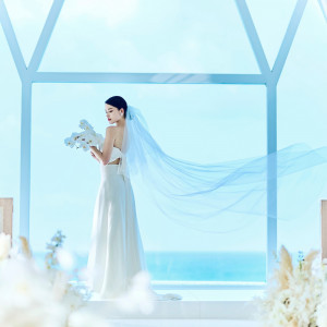 幸せを呼ぶと伝えられる「白珊瑚」をモチーフにした白亜のチャペルは花嫁様を引き立てる憧れのステージです。|KAYATSUMA OKINAWA～珊瑚の教会～の写真(21502282)