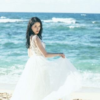 軽やかで動きやすドレスはビーチシーンでも風になびく美しい写真を演出。