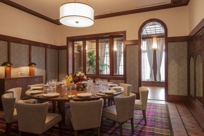 ホテルでは珍しい、会食会専用の贅沢な会場は、
11名様までの重厚感あるアットホームWが叶う