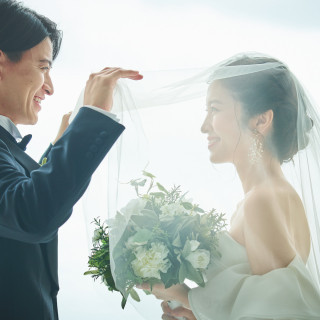 大きな窓から差し込む光がお二人の誓いを包みこむ開放的な空