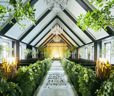 光と水の祝福に包まれた、神聖な独立型チャペル