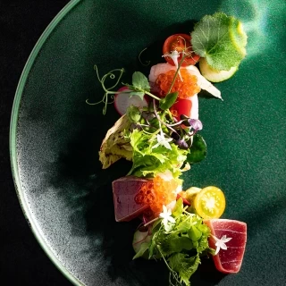 和のエッセンスが隠れた一皿はどこかホッとする味。幅広い年齢層のゲストに愛されます