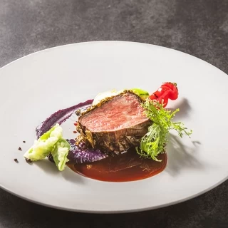 仕込みから当日の仕上げまでを行う本格的な厨房から出来立ての料理が運ばれる