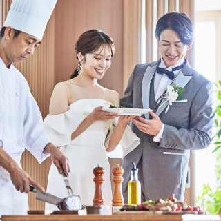 目の前で出来上がるシェフ自慢の料理にふたりもゲストも大喜び