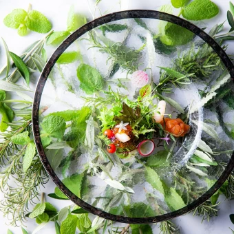 素材の旨味を最大限引き出す調理法でお届け。メインの一皿だけをランクアップすることも可能